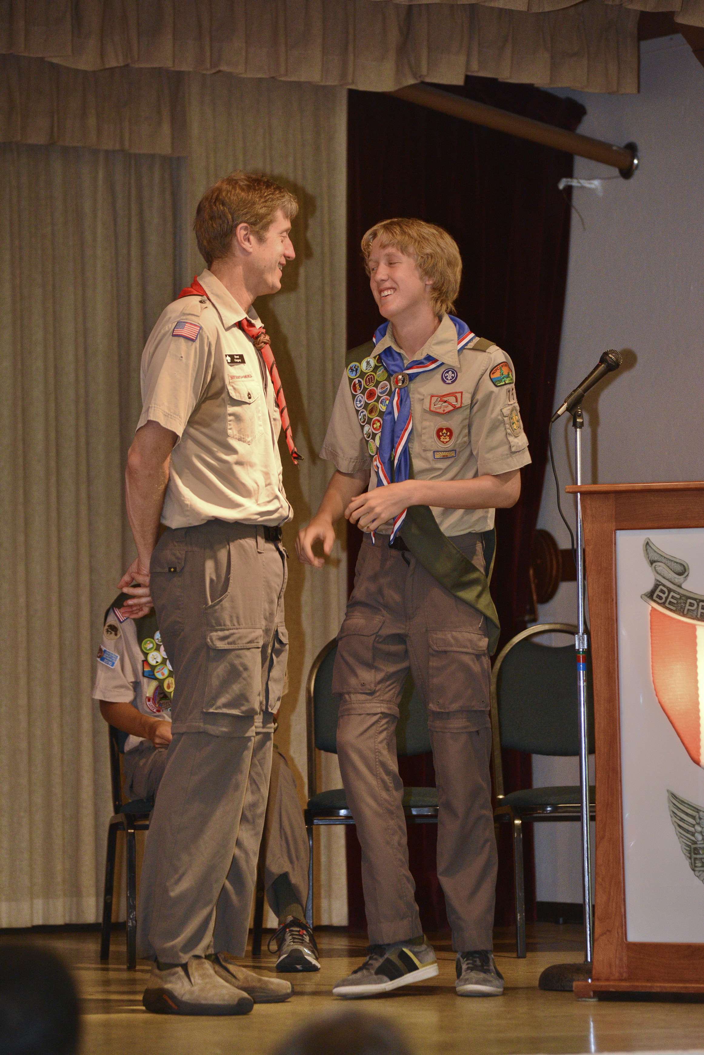 NIKON CORPORATION NIKON D600 70.0-200.0 mm f/2.8 180 mm 1/160 sec at f / 4.0 ISO 1600