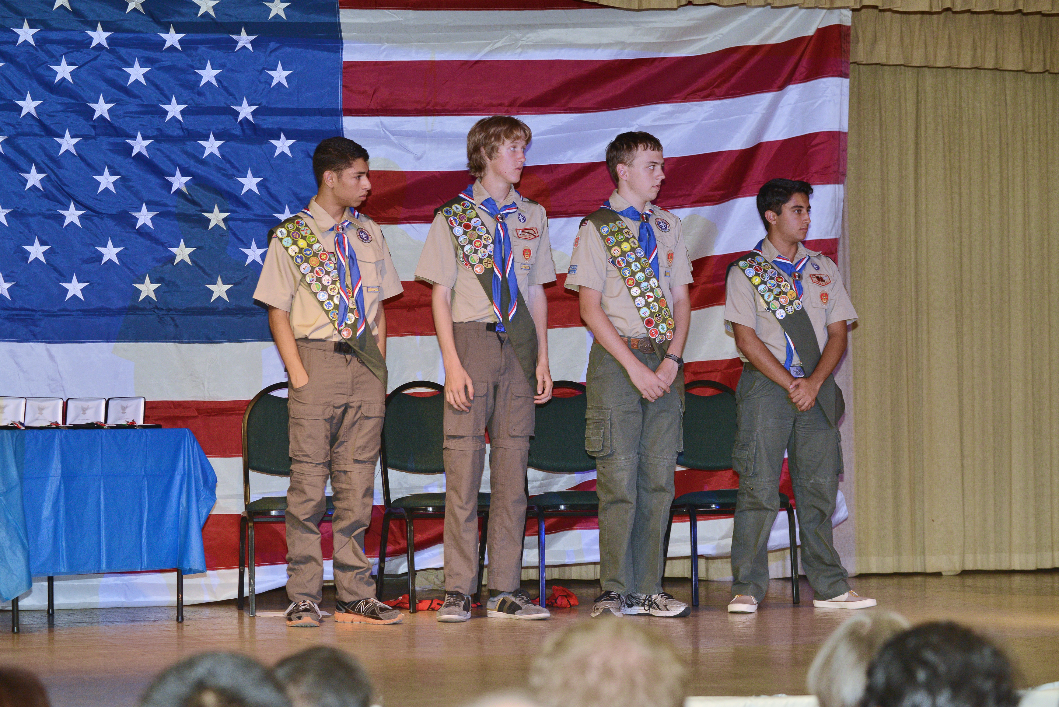 NIKON CORPORATION NIKON D600 70.0-200.0 mm f/2.8 100 mm 1/160 sec at f / 4.5 ISO 1600