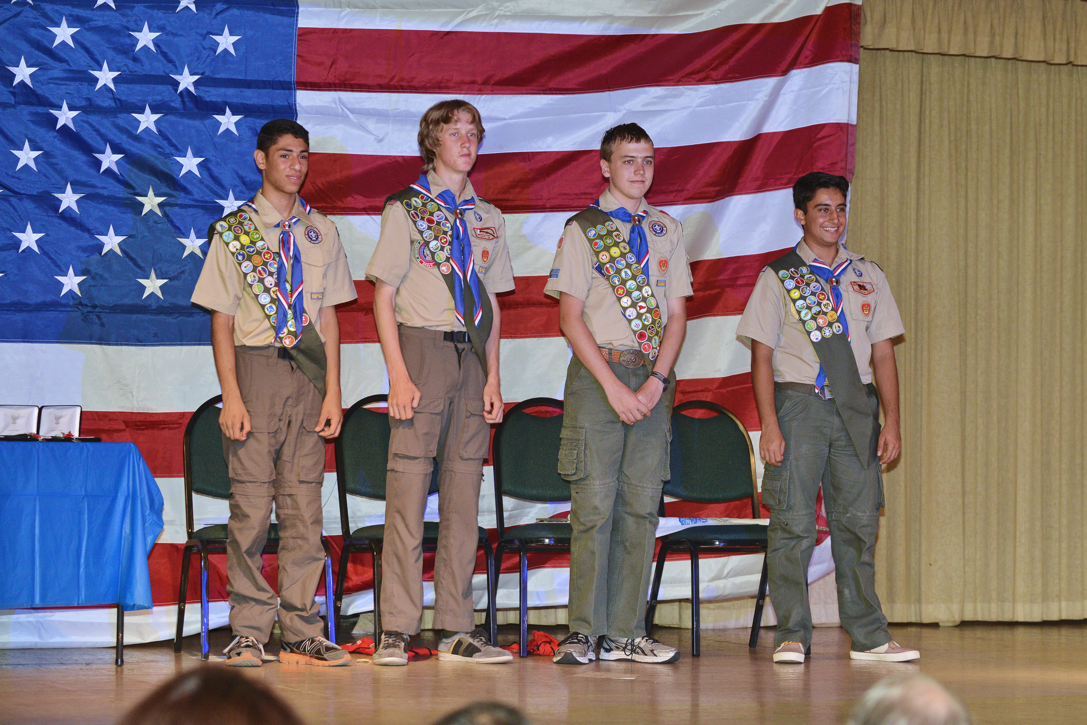 NIKON CORPORATION NIKON D600 70.0-200.0 mm f/2.8 100 mm 1/160 sec at f / 4.0 ISO 1600